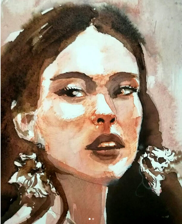 Portrait d'une femme afghane portant une belle paire de boucles d'oreilles.