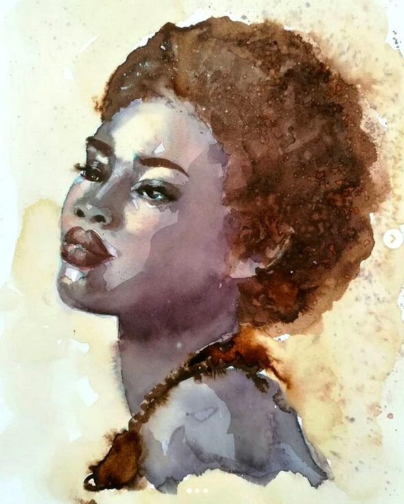Portrait d'une femme africaine aux cheveux courts, portant un collier de grosses perles rouges.