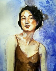 Portrait d'une jeune femme asiatique portant une robe à bretelles.